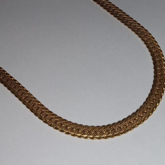 Vintage Monet EUC 16" 18K Gold Plated Herringbone Chain Necklace - Picture 4 of 11